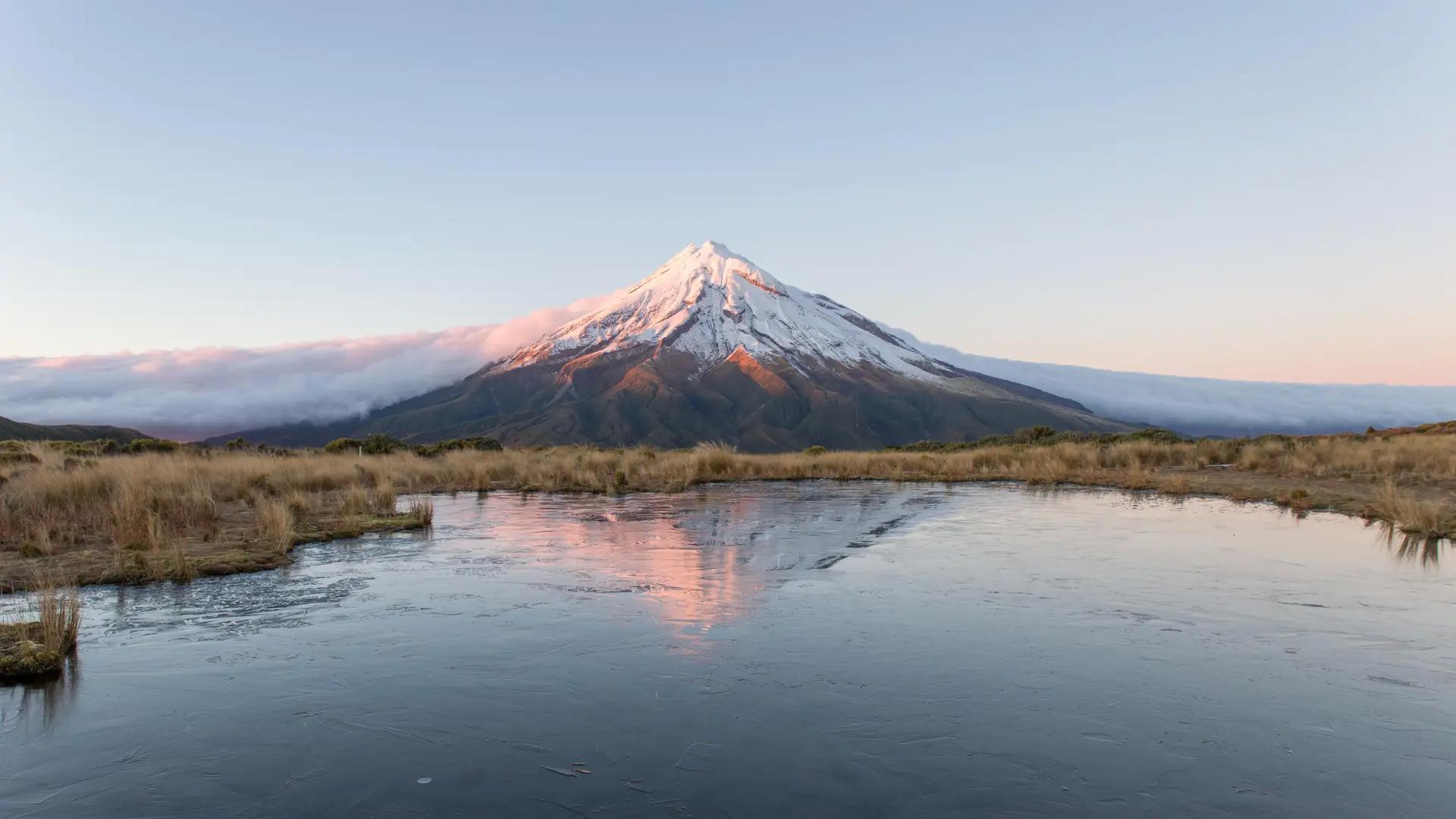 新西兰 风景 云 池塘 雪 自然 塔拉纳基山 山脉 反射 水  电脑壁纸 4K壁纸